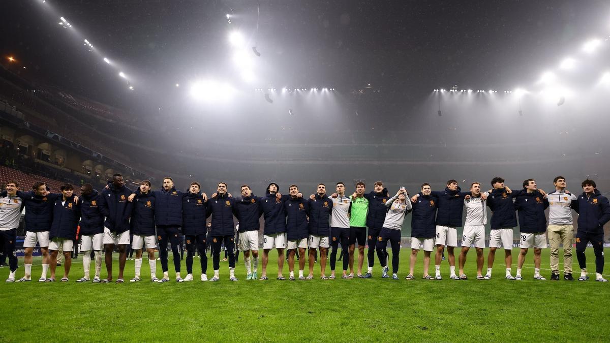 La plantilla de la Real Sociedad tras el partido ante el Inter de Milan. / R.S.