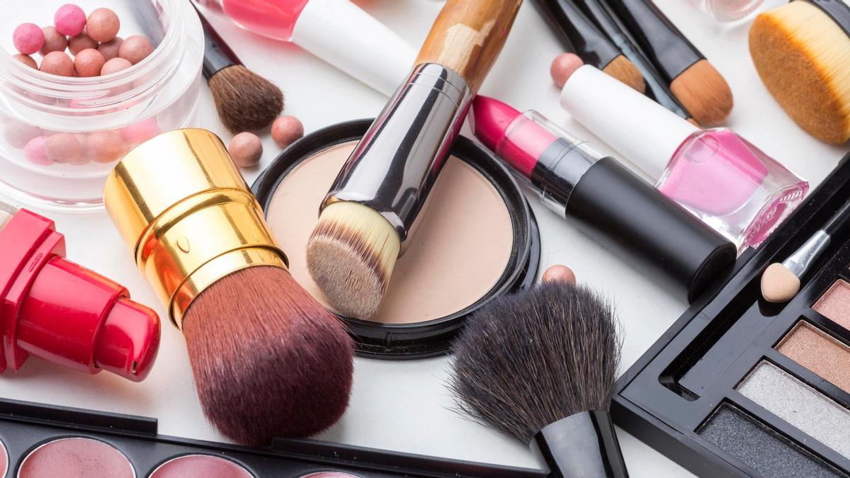Maquillajes, sombras, lacas de uñas o pintalabios junto a brochas y pinceles.