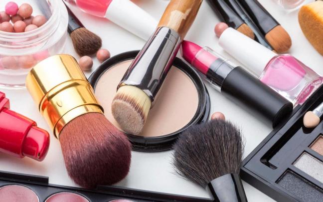 Maquillajes, sombras, lacas de uñas o pintalabios junto a brochas y pinceles. / Freepik Maquillajes, sombras, lacas de uñas o pintalabios junto a brochas y pinceles.