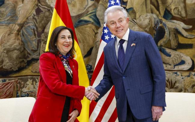 La ministra de Defensa, Margarita Robles, mantiene una reunión con el embajador de los Estados Unidos de América, Benjamín León Jr., en la sede del Ministerio.