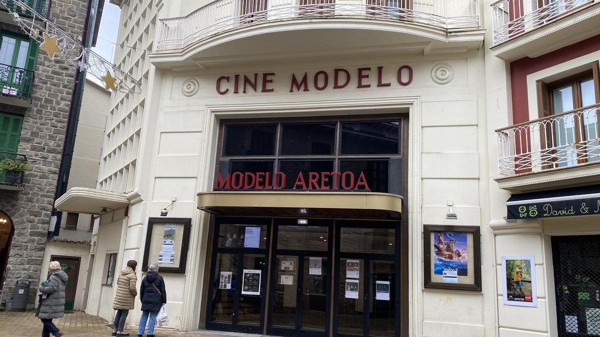 Exterior del cine Modelo de Zarautz, donde se realizará la mesa redonda el próximo miércoles.