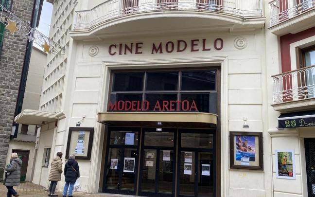 Exterior del cine Modelo de Zarautz, donde se realizará la mesa redonda el próximo miércoles.