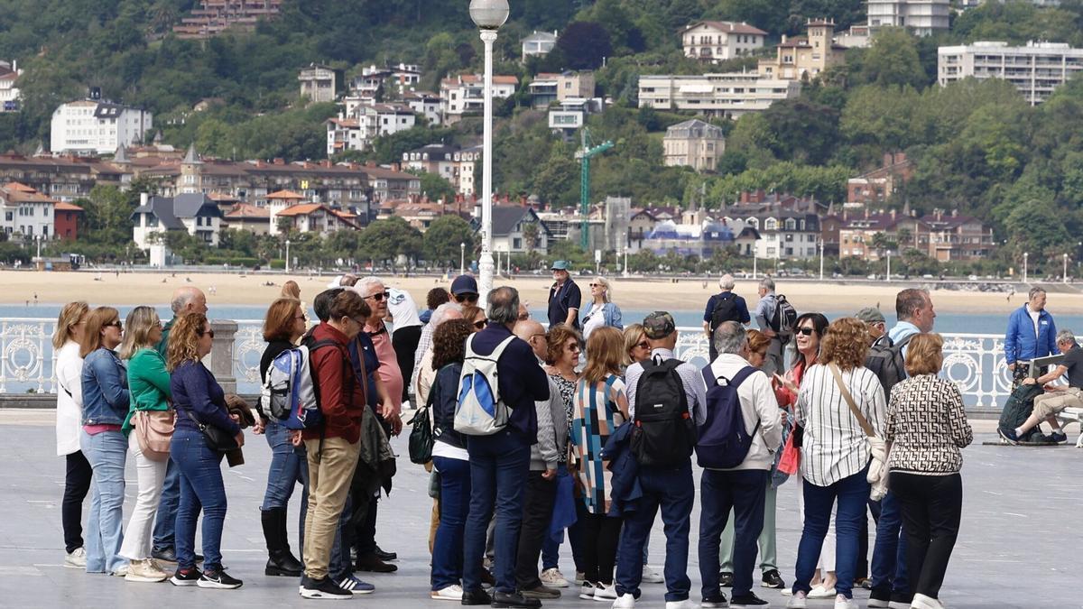 Turistas por Donostia con guías.