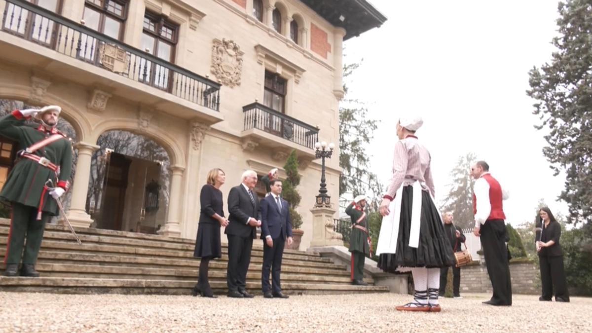El lehendakari Pradales recibe a Steinmeier en Ajuria Enea.