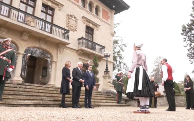 El lehendakari Pradales recibe a Steinmeier en Ajuria Enea.