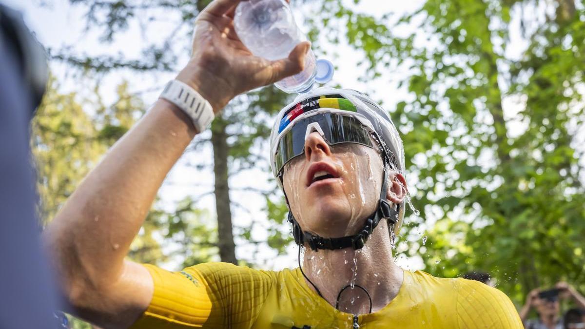 Tadej Pogacar se refresca tras la victoria en el Tour de Suiza.