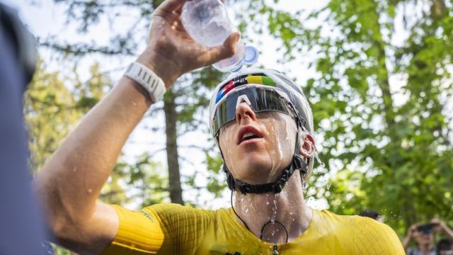 Tadej Pogacar se refresca tras la victoria en el Tour de Suiza.