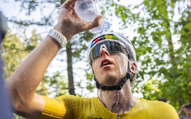 Tadej Pogacar se refresca tras la victoria en el Tour de Suiza.