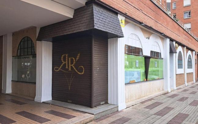 Fachada del amplio local en el corazón del barrio de Arana