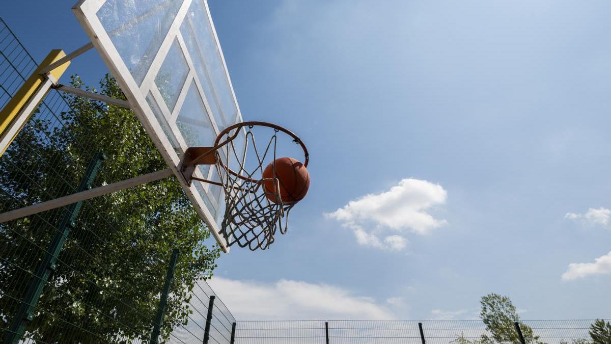El Ayuntamiento ha ofrecido asistencia psicológica a los compañeros del club de baloncesto del fallecido.