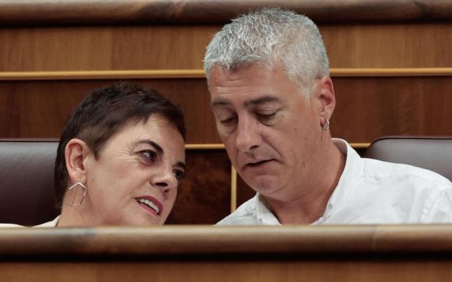 La portavoz de EH Bildu, Mertxe Aizpurua, intercambia impresiones con Oskar Matute.