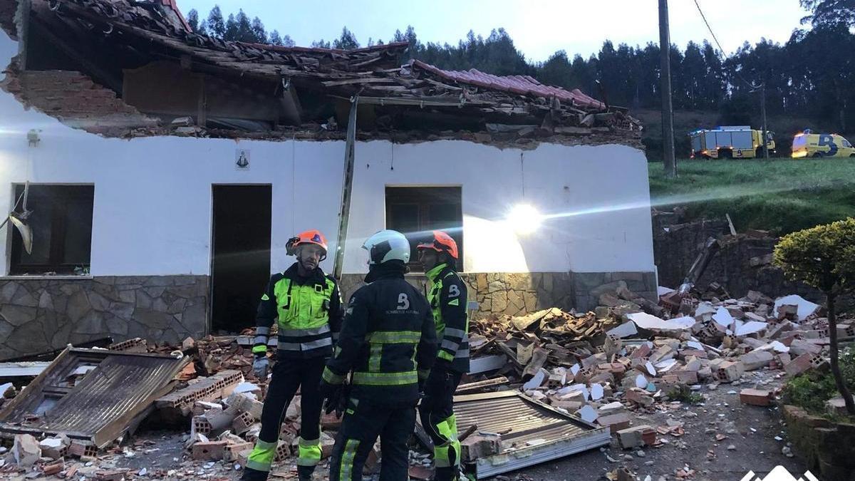 Personal de emergencias en la vivienda derrumbada en Asturias.