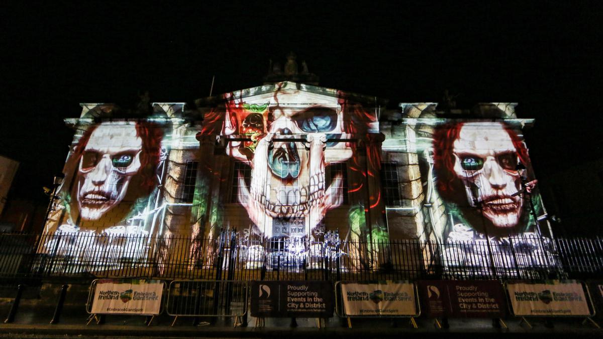 Durante el festival se proyectan lúgubres y tétricas imágenes sobre los edificios.