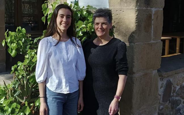 Osane Amiano y Ane Loidi el día que anunciaron la ganadora de la beca.