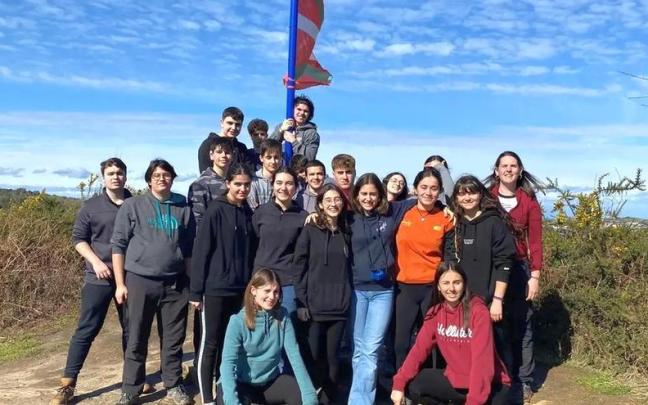 Jóvenes del instituto Ategorri, en la visita al museo memorial del cinturón de hierro.