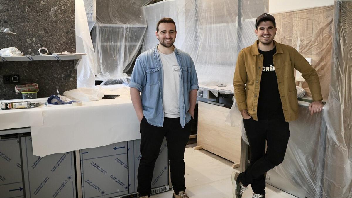 Gorka Rico y Javier Rivero, en el interior del nuevo local que albergará el restaurante 'Ama', en el barrio Berazubi de Tolosa