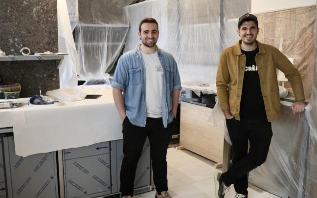 Gorka Rico y Javier Rivero, en el interior del nuevo local que albergará el restaurante 'Ama', en el barrio Berazubi de Tolosa