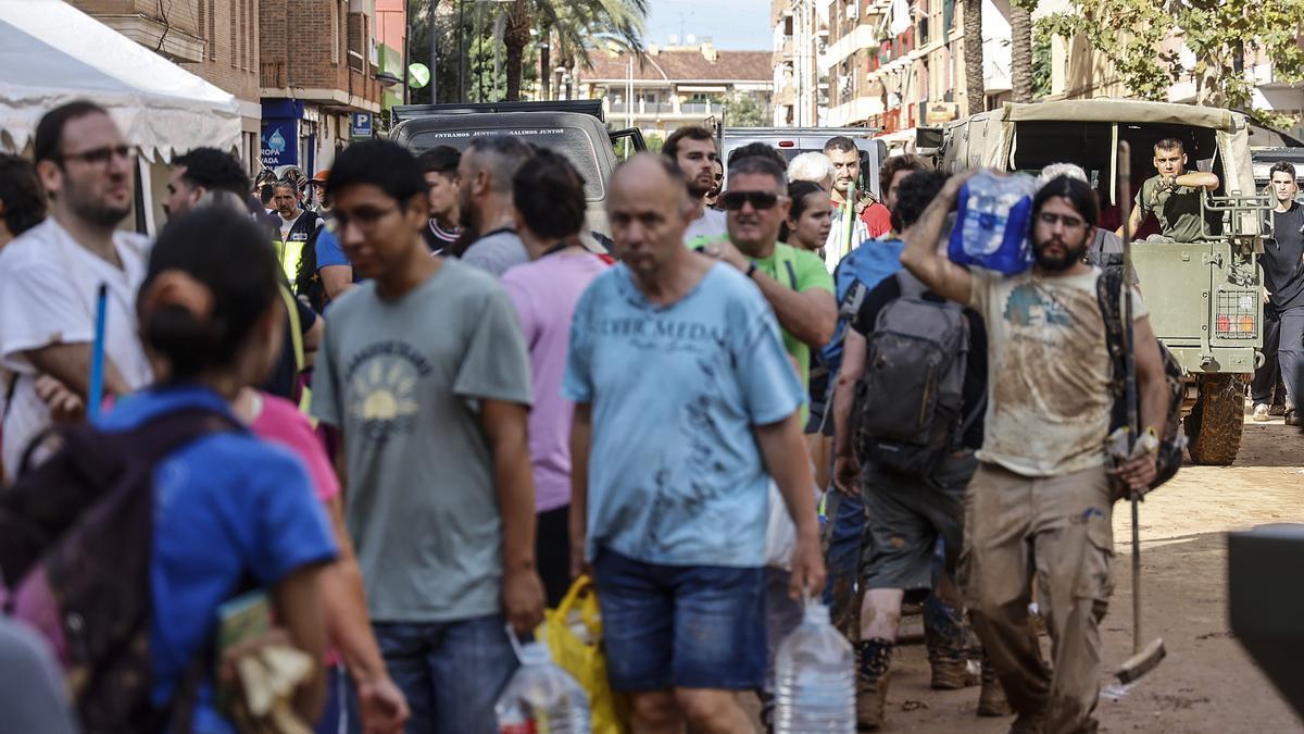 Varias personas limpian los estragos ocasionados por la DANA