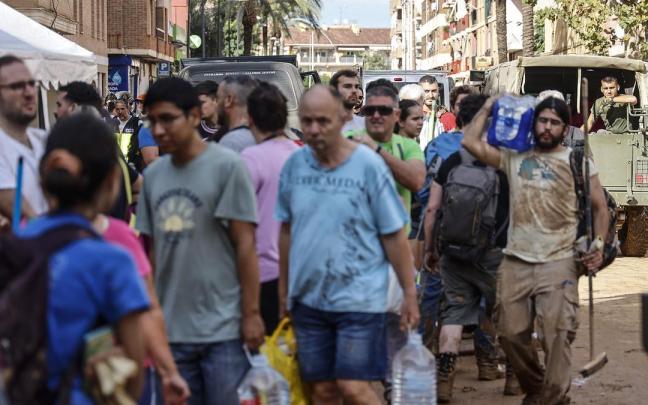 Varias personas limpian los estragos ocasionados por la DANA / rober solsona Varias personas limpian los estragos ocasionados por la DANA