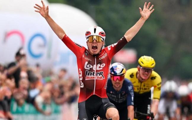 Widar, emocionado, festeja su primera victoria profesional.