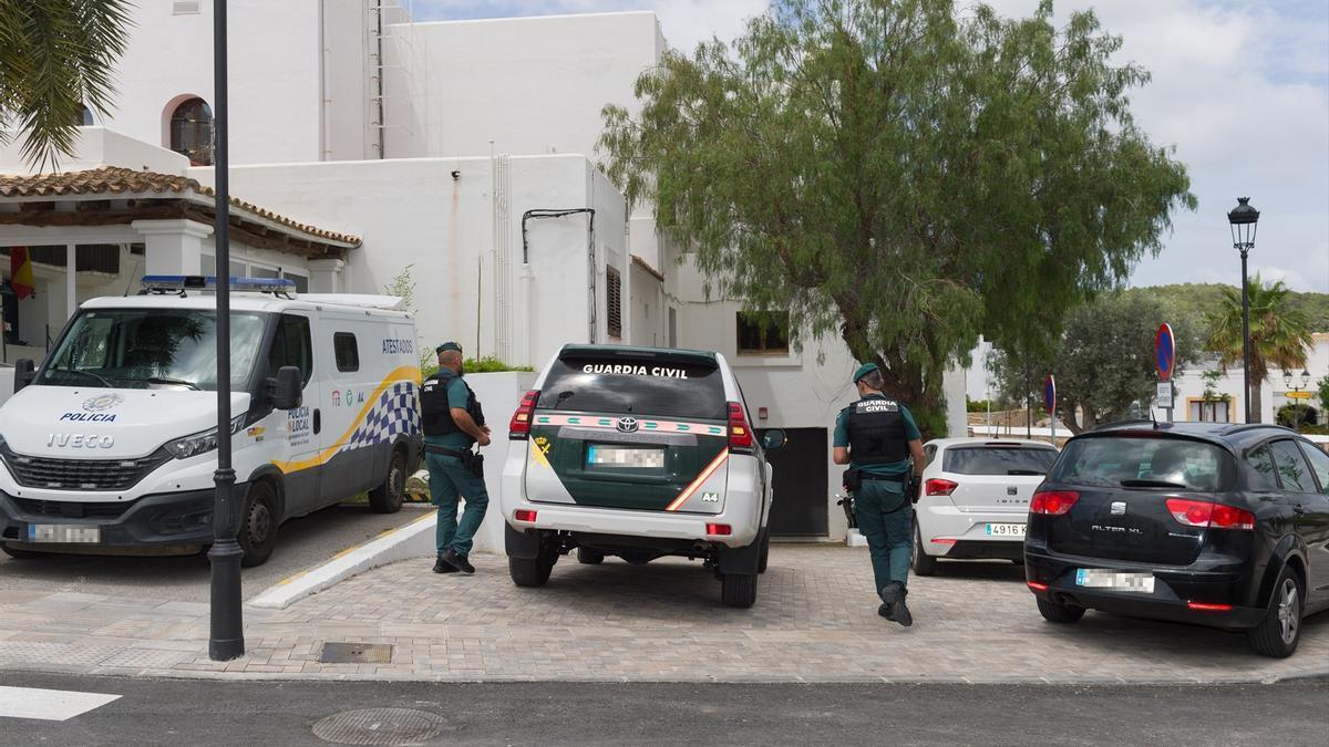 La Guardia Civil investiga el hallazgo esta noche de los cadáveres de tres hombres de nacionalidad colombiana que presentaban impactos de bala junto a un coche en una zona cercana a El Saler.