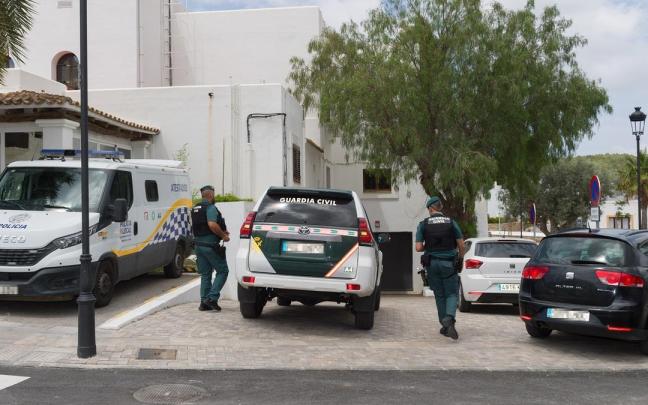 La Guardia Civil investiga el hallazgo esta noche de los cadáveres de tres hombres de nacionalidad colombiana que presentaban impactos de bala junto a un coche en una zona cercana a El Saler. / EP La Guardia Civil investiga el hallazgo esta noche de los cadáveres de tres hombres de nacionalidad colombiana que presentaban impactos de bala junto a un coche en una zona cercana a El Saler.