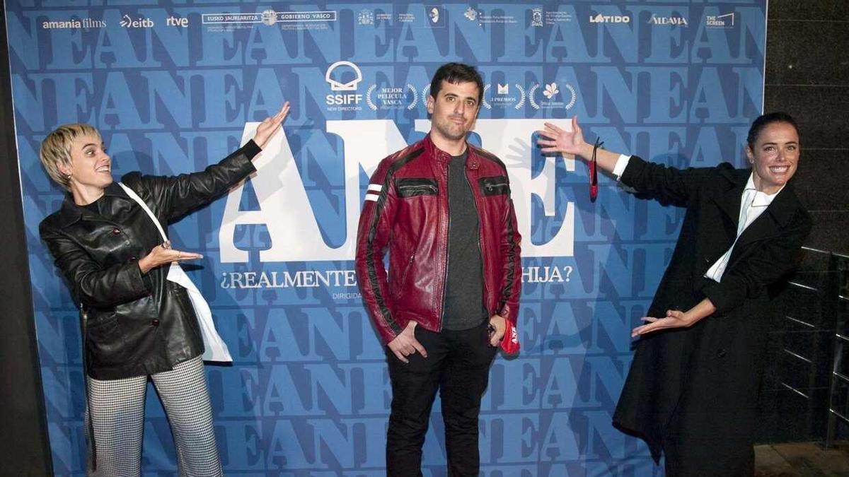 David Pérez Sañudo junto a Ione Lazpiur y Patricia López Arnaiz