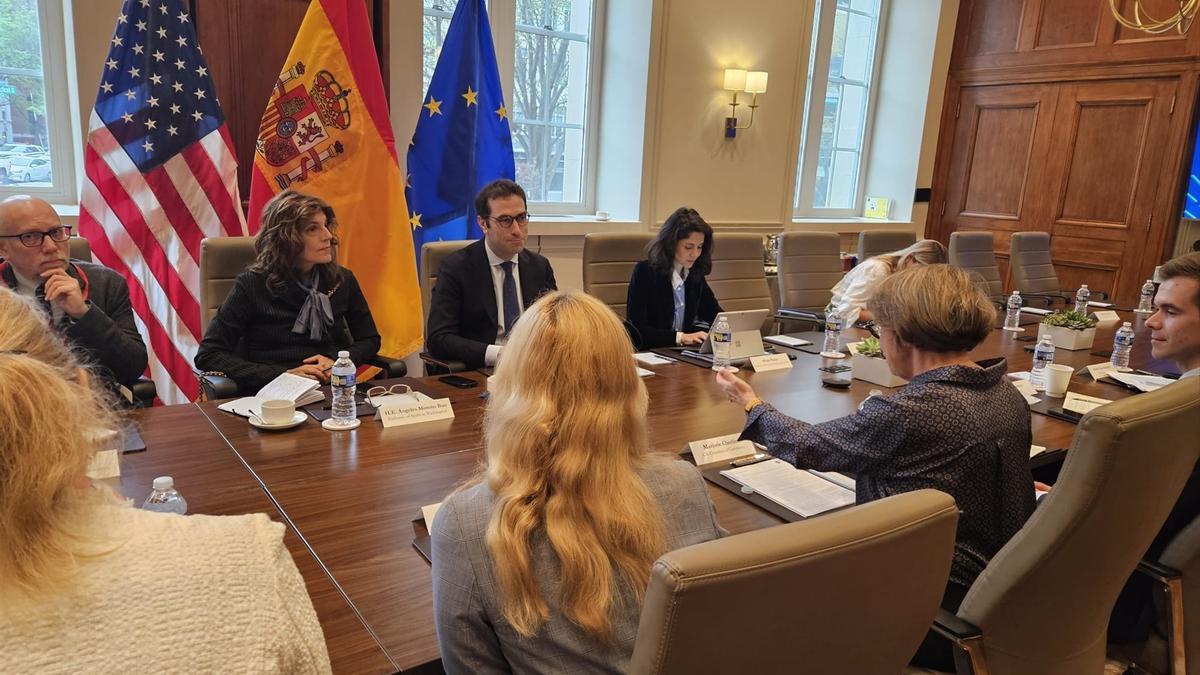 El ministro de Economía, Comercio y Empresa, Carlos Cuerpo, mantiene una reunión con empresarios estadunidenses, en la Cámara de Comercio de Estados Unidos, en Washington.