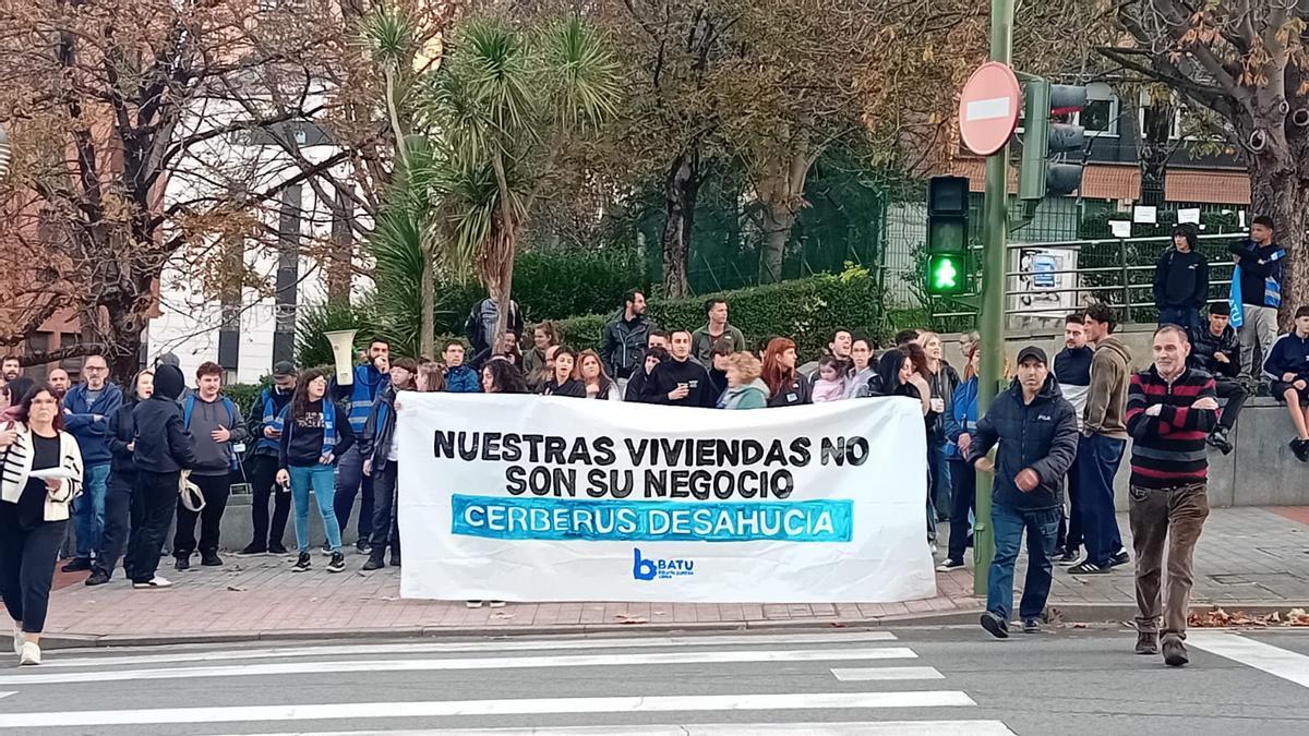Concentración frente al edificio en apoyo de los afectados por el desalojo