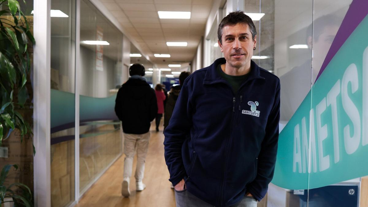 A Jon Zarraga, profesor del CIFP Santurtzi LHII, le parece “muy gratificante ayudar a que las personas puedan reconducir su vida”.
