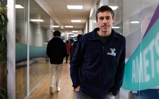 A Jon Zarraga, profesor del CIFP Santurtzi LHII, le parece “muy gratificante ayudar a que las personas puedan reconducir su vida”.