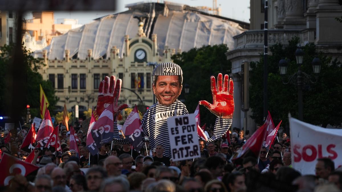Decenas de personas durante una manifestación en 2025 para reclamar la dimisión del presidente de la Generalitat, Carlos Mazón.