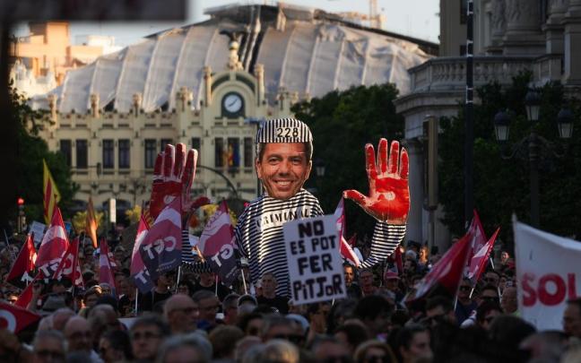 Decenas de personas durante una manifestación en 2025 para reclamar la dimisión del presidente de la Generalitat, Carlos Mazón.