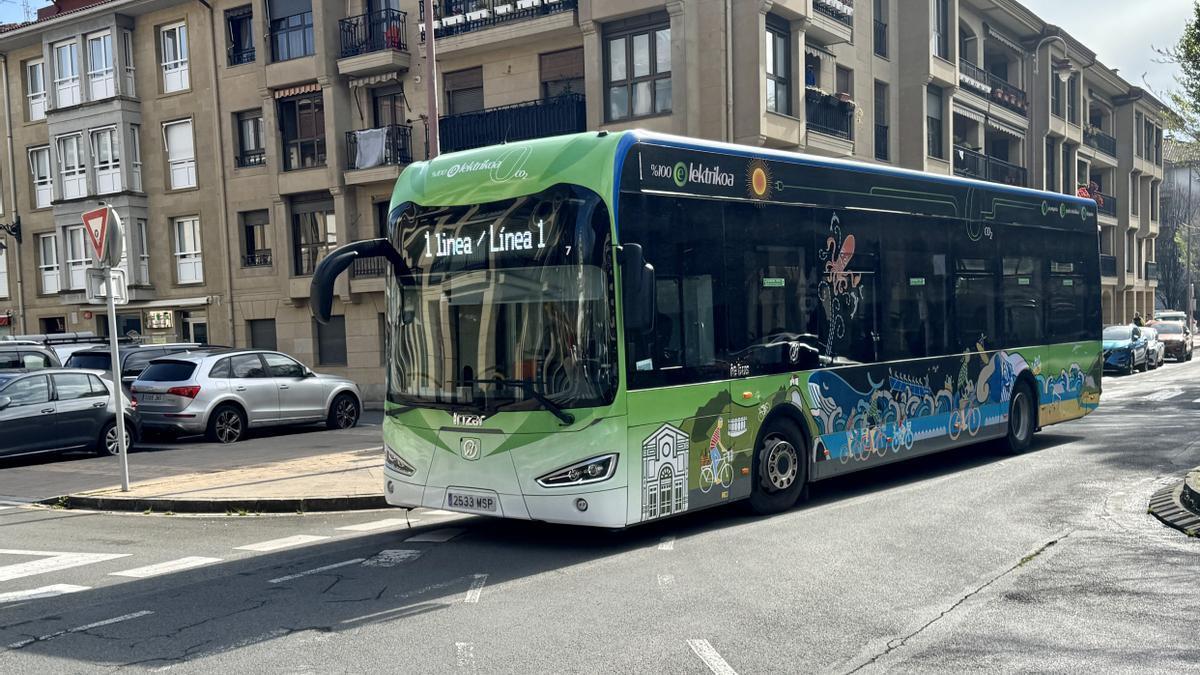 El Hiribusa recorriendo las calles de Zarautz.