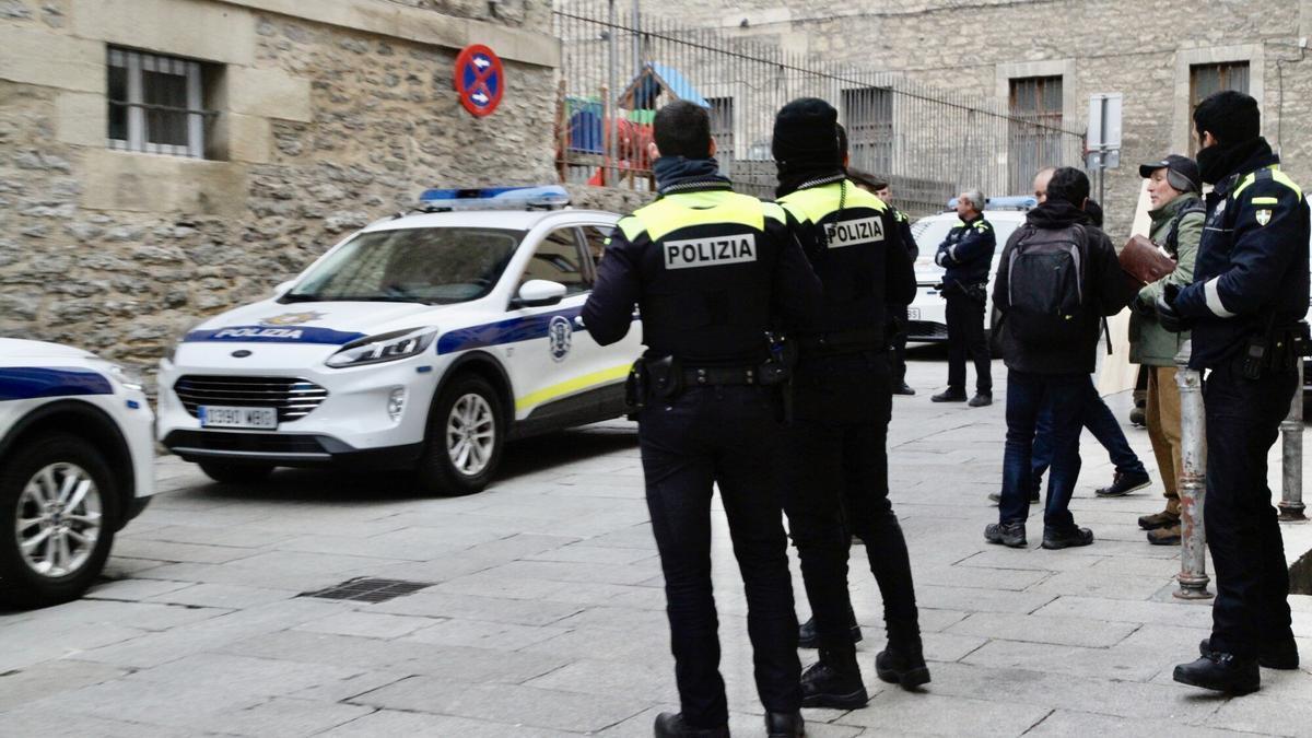 Agentes de la Policía Local de Gasteiz durante un operativo.