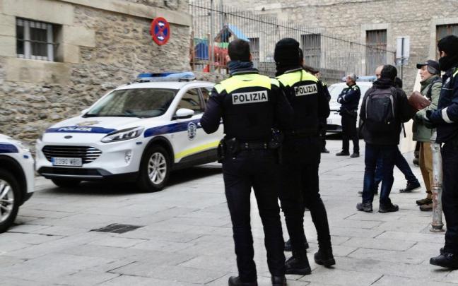 Agentes de la Policía Local de Gasteiz durante un operativo.