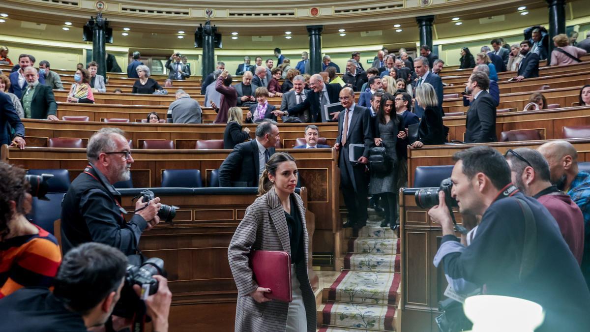 La ministra de Igualda, Irene Montero, rodeada de fotógrafos en la sesión del pleno el pasado miércoles en el Congreso de los diputados.