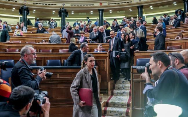 La ministra de Igualda, Irene Montero, rodeada de fotógrafos en la sesión del pleno el pasado miércoles en el Congreso de los diputados. La ministra de Igualda, Irene Montero, rodeada de fotógrafos en la sesión del pleno el pasado miércoles en el Congreso de los diputados.