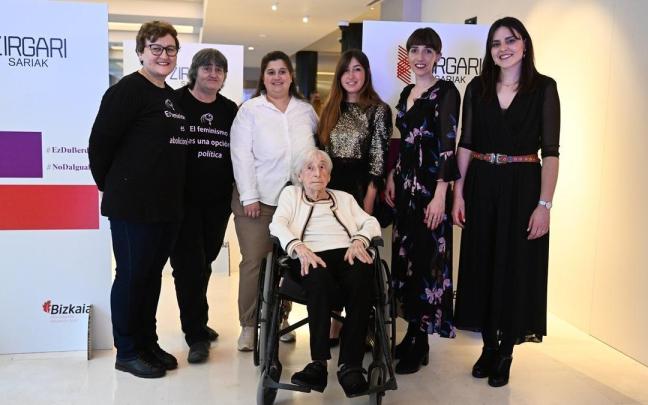 Sara Estévez y las entidades AMUGE, Lanbroa y ESAS recogen los premios Zirgari 2023