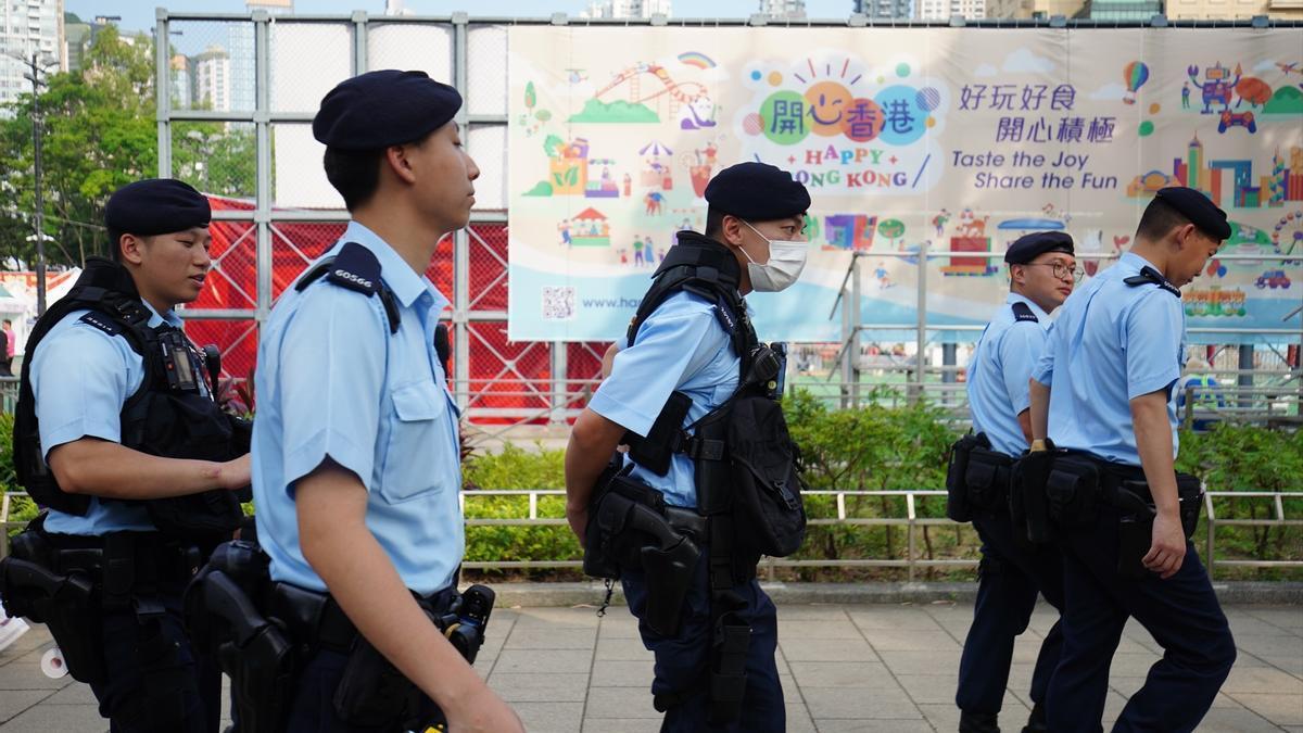 Agentes de la Policía de Hong Kong en las inmediaciones de Victoria Park, donde tradicionalmente se celebran los homenajes a las víctimas de Tiananmen.
