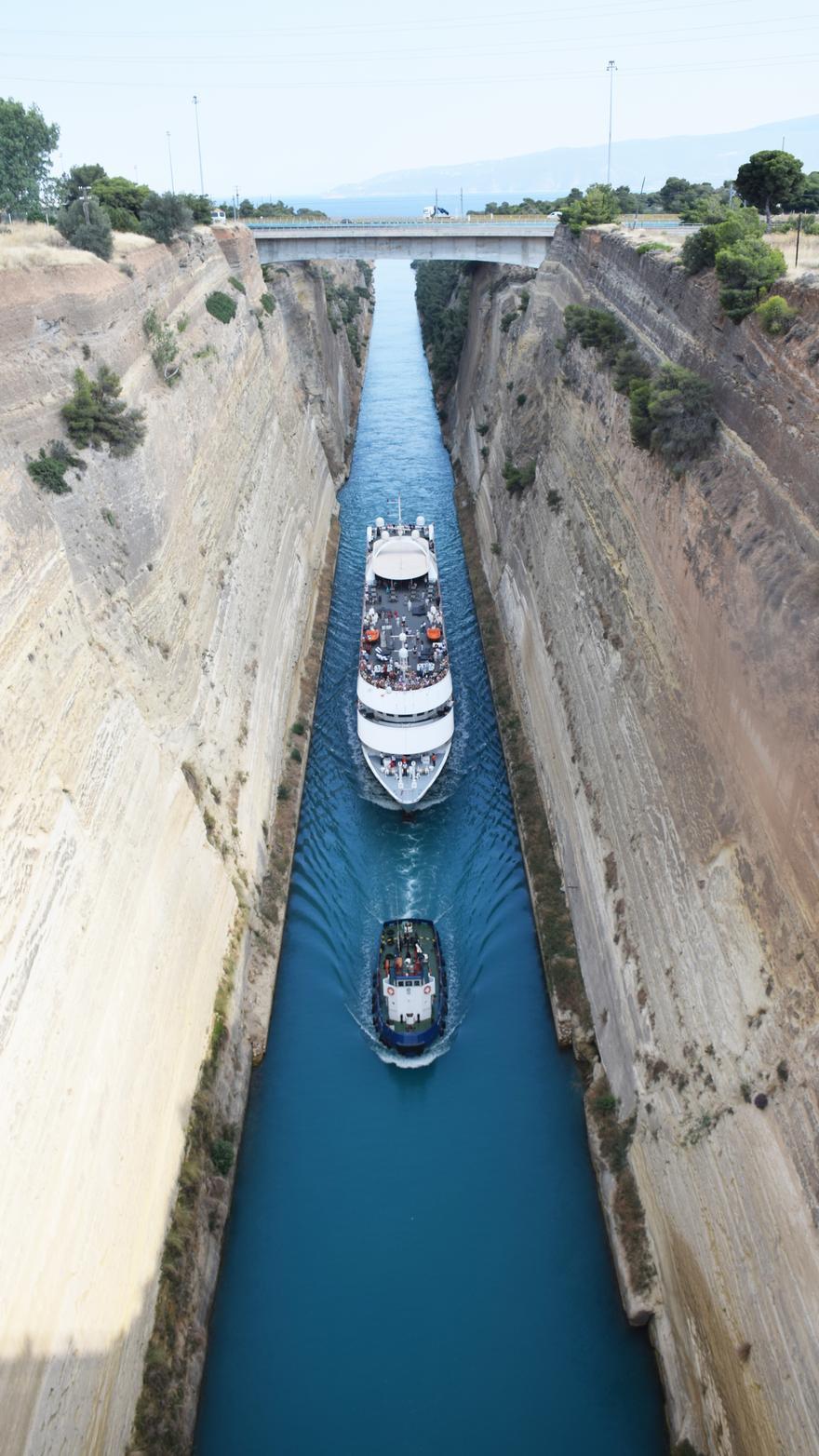 Un crucero atraviesa el canal de Corinto, en Grecia.
