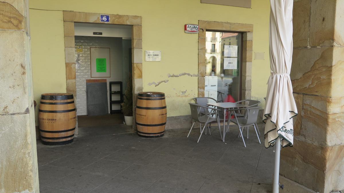 La entrada al bar del hogar del jubilado de Zumarraga.