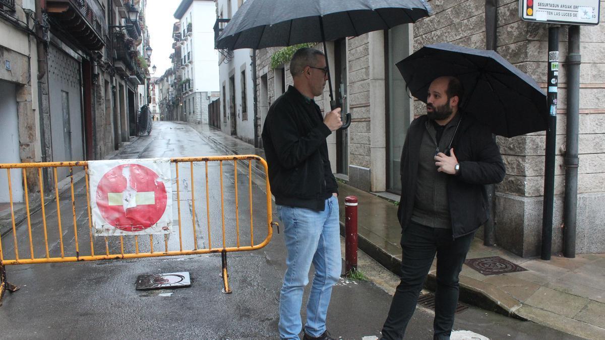 El edil Markel Azkargorta y el alcalde Gorka Artola en la zona donde comenzarán las obras, junto al palacio de Egino-Mallea.