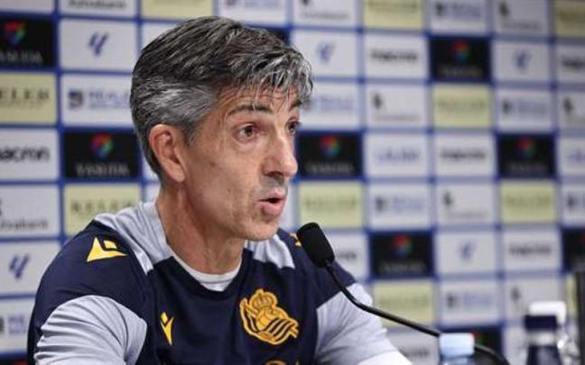 Imanol Alguacil, durante una rueda de prensa en Zubieta. / REAL SOCIEDAD