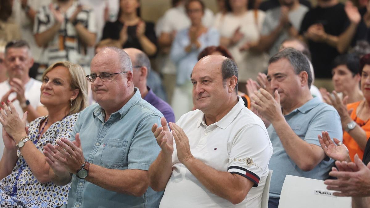 Itxaso Atutxa, Joseba Egibar y Andoni Ortuzar, con Aitor Esteban a sus espaldas, en el mitin de apertura del curso político del PNV en Zarautz