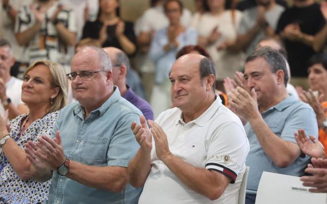 Itxaso Atutxa, Joseba Egibar y Andoni Ortuzar, con Aitor Esteban a sus espaldas, en el mitin de apertura del curso político del PNV en Zarautz Itxaso Atutxa, Joseba Egibar y Andoni Ortuzar, con Aitor Esteban a sus espaldas, en el mitin de apertura del curso político del PNV en Zarautz