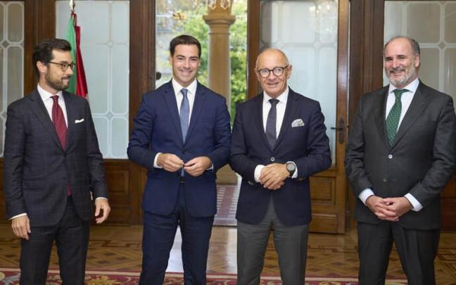 El lehendakari Pradales, con Ander Caballero a la izquierda de la imagen, en una reunión con diplomáticos / Irekia El lehendakari Pradales, con Ander Caballero a la izquierda de la imagen, en una reunión con diplomáticos