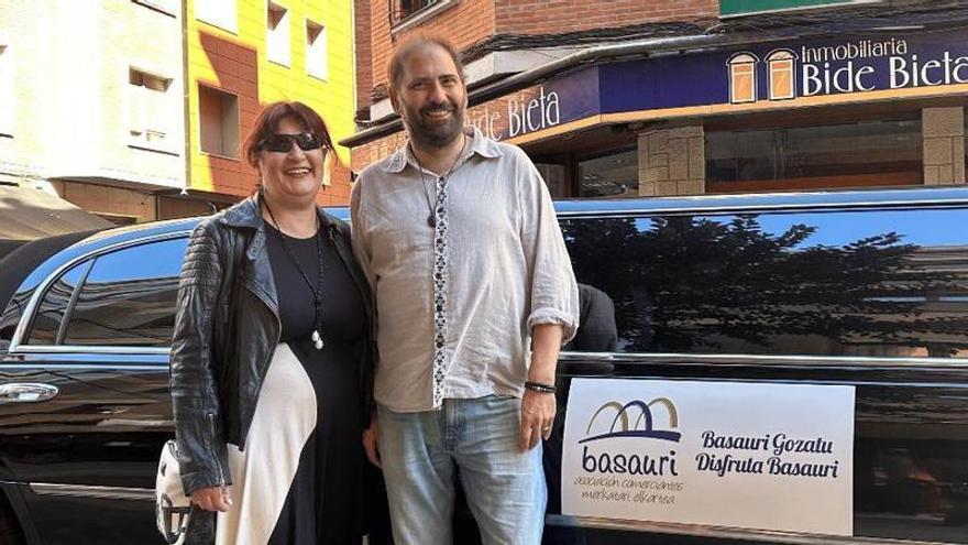 La basauritarra ganadora del premio de primavera junto a la flamante limusina