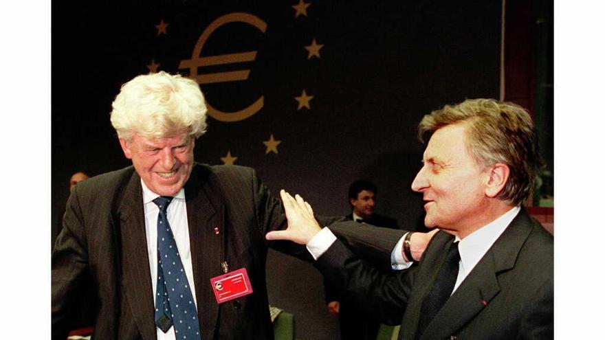 Wim Duisenberg y Jean-Claude Trichet, los dos primeros presidentes del BCE, en una reunión previa a la creación del banco en 1998.