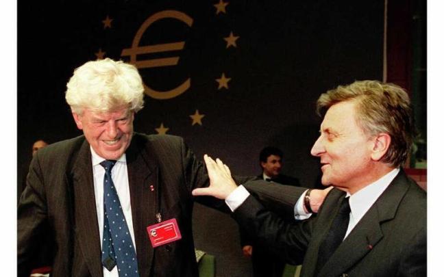 Wim Duisenberg y Jean-Claude Trichet, los dos primeros presidentes del BCE, en una reunión previa a la creación del banco en 1998.